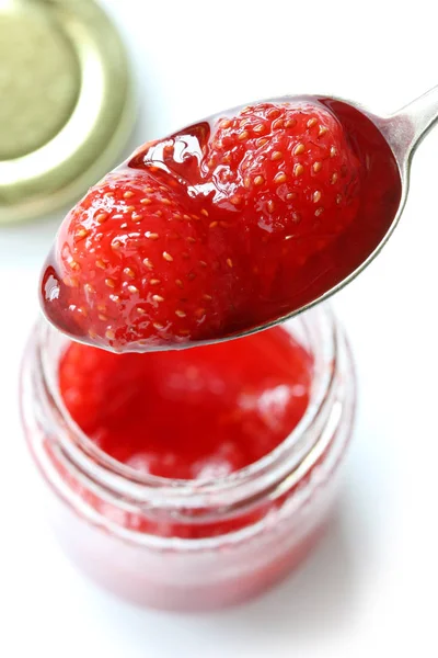 自制的草莓果酱隔离在白色背景 — 图库照片