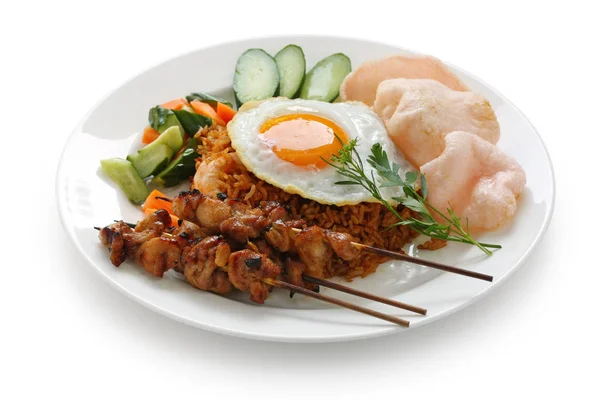 Nasi Goreng Satay Tabak Beyaz Arka Planda Izole Edilmiş Endonezya — Stok fotoğraf