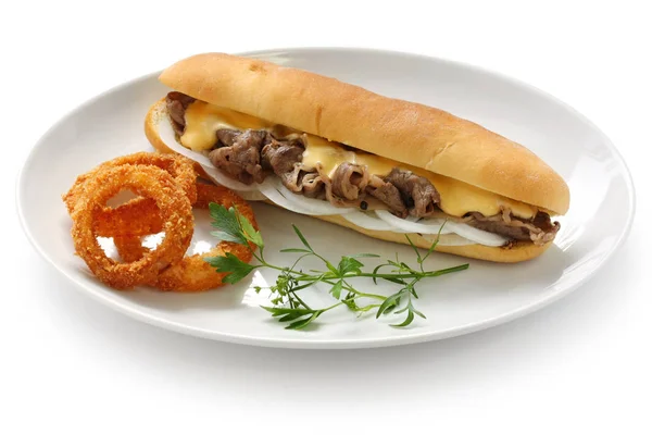 白い背景に隔離されたオニオンリングを持つフィリーチーズステーキサンドイッチ — ストック写真