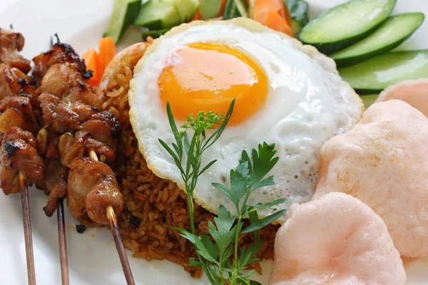 Nasi Goreng Och Satay Platta Indonesiska Köket Isolerad Vit Bakgrund — Stockfoto