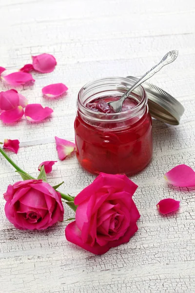 自制玫瑰花瓣果酱在玻璃罐 — 图库照片
