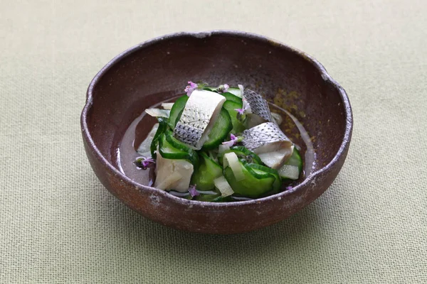 コハダ スノモノ イワシ酢料理 すのものは日本のサワーサラダの一種です それは酢野菜や魚介類で作られています — ストック写真