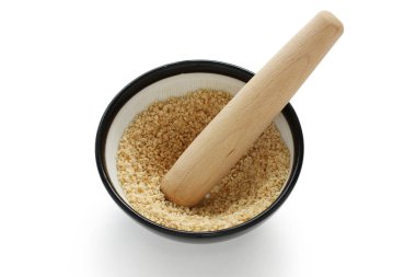 harç ve ahşap havaneli ile susam eziyet