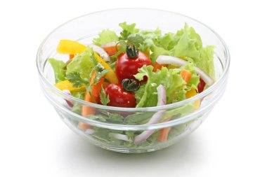 beyaz arka plan taze mini domates sebze salatası 