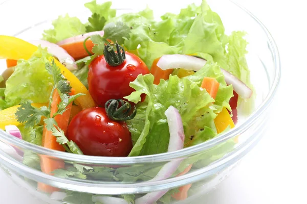 白い背景に新鮮なミニトマト野菜サラダ — ストック写真