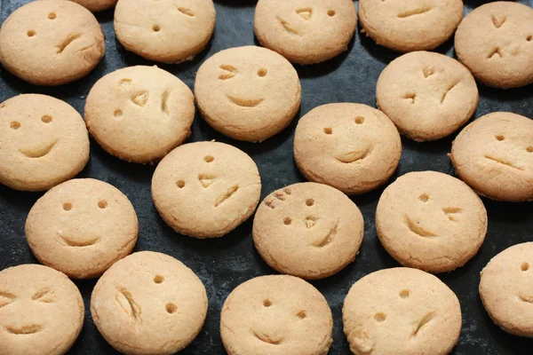 Zelfgemaakte Gezicht Cookies Witte Achtergrond — Stockfoto