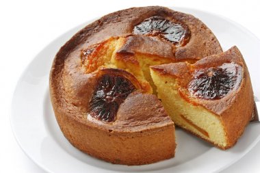 Beyaz arka plan üzerinde izole ev yapımı turuncu kek