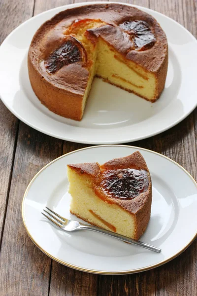 Hausgemachte Orangenkuchen Isoliert Auf Weißem Hintergrund — Stockfoto