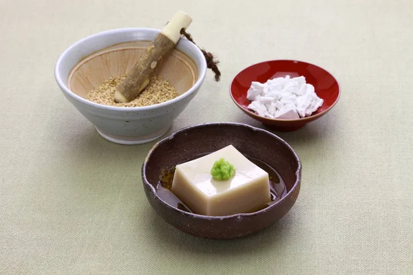 自制芝麻豆腐 日本传统素食美食 戈马豆腐是由三个简单的成分 地面芝麻酱 水和库祖粉 — 图库照片