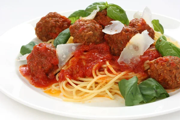 Boulettes Viande Italiennes Pâtes Isolées Sur Fond Blanc — Photo