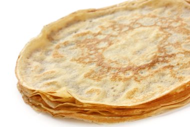 beyaz arka plan üzerine yığılmış ev yapımı krep