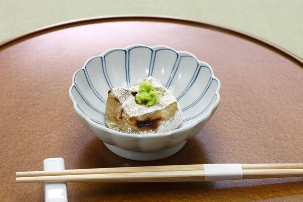 自家製焼きごま豆腐 焼きごま豆腐 日本の伝統的なビーガン料理ゴマドーフは 3つのシンプルな食材から作られています 挽きごまペースト クズパウダー — ストック写真