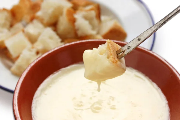 奶酪火锅 瑞士美食孤立在白色背景 — 图库照片