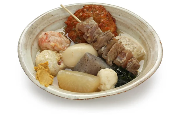 Oden是一个受欢迎的日本火锅 包括大葱萝卜 奇库瓦 煮鸡蛋 Konnyaku 和更多 这些成分在海带汤汤中煮了几个小时 — 图库照片