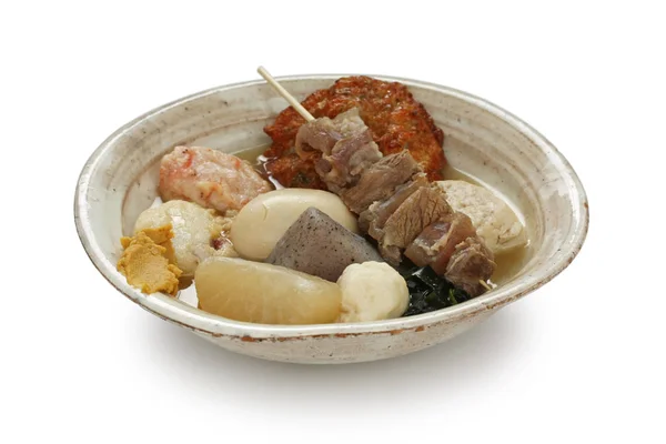 Oden是一个受欢迎的日本火锅 包括大葱萝卜 奇库瓦 煮鸡蛋 Konnyaku 和更多 这些成分在海带汤汤中煮了几个小时 — 图库照片