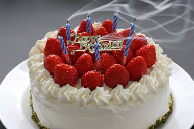 doğum günü pastasıüzerinde mum üfleme