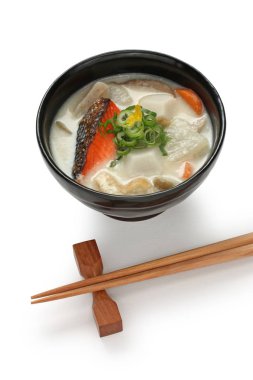 kasu jiru, somon ve sake Lees ile Japon çorbası
