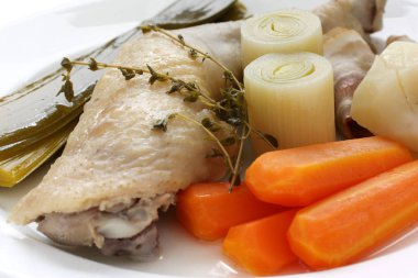Tavuk pot-au-Feu, sebze ile haşlanmış tavuk