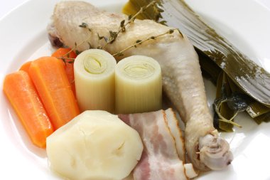 Tavuk pot-au-Feu, sebze ile haşlanmış tavuk