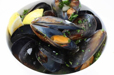 Beyaz arkaplanda yalıtılmış midyeler