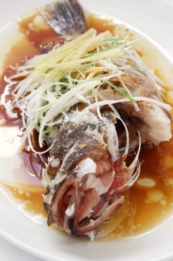 Çinli tüm balık buğulanmış, zencefil ve yeşil soğan ile Rockfish