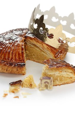 Fransız Kral kek beyaz arka planda izole