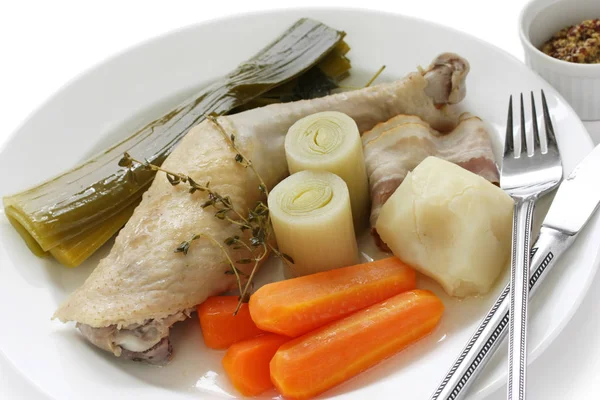 Tavuk pot-au-Feu, sebze ile haşlanmış tavuk
