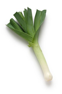 Beyaz arkaplanda taze pırasa izole edildi
