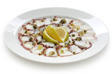 Beyaz arka plan üzerinde izole ahtapot carpaccio