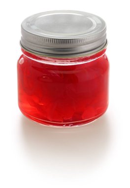 beyaz arka plan üzerinde izole cam kavanozda ev yapımı gül yaprağı reçeli