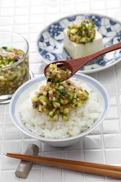 日本のビーガン料理 だしはご飯や豆腐に入れる野菜サラダ — ストック写真