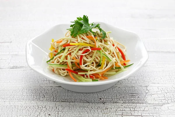 Tofu Nudelsallad Kyld Och Klädd Med Sås Kinesisk Vegansk Mat — Stockfoto