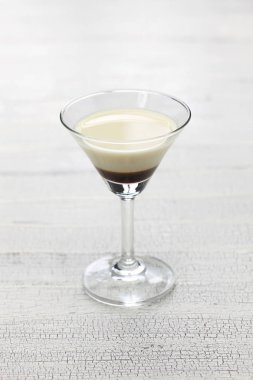 siyah ve beyaz, iki renk katmanlı kokteyl, ev yapımı kahve likörü ve buharlaştırılmış süt, alfonso13