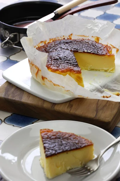 Homemade Basque Burnt Cheesecake Spanish Bar Dessert — Stock Photo, Image