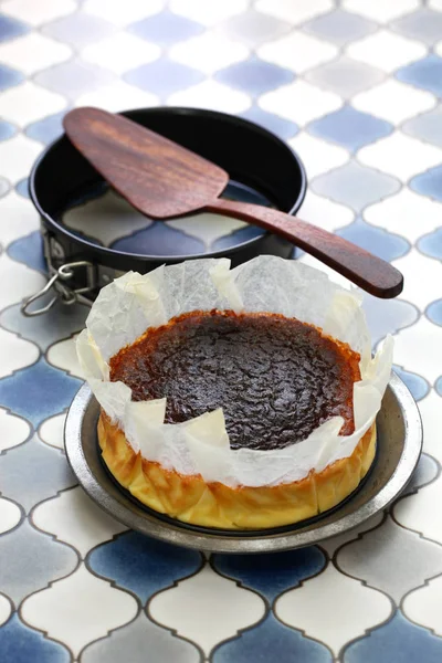 自制巴斯克烧奶酪蛋糕 西班牙酒吧甜点 — 图库照片