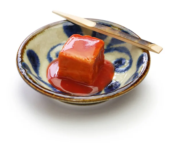 硬豆腐浸在红麦芽和青菜 日本冲绳美味食品 — 图库照片