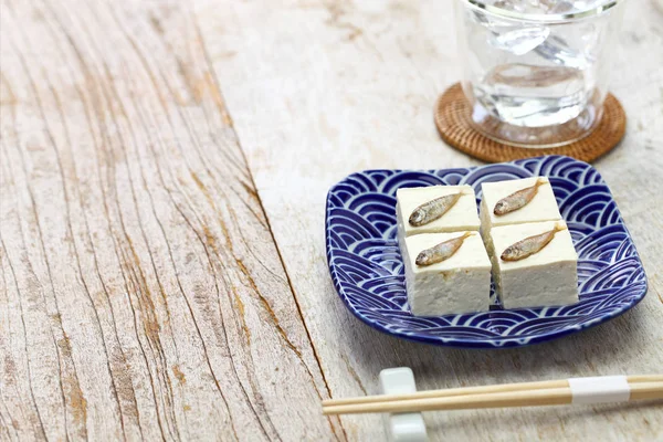 Sukugaras 豆腐是日本冲绳的美味佳肴 是放在冲绳豆腐上的咸小兔鱼 — 图库照片