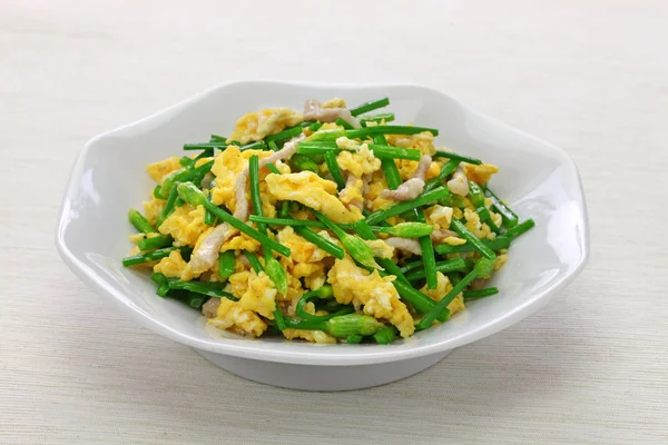 yumurta ile kızarmış çiçekli sarımsak frenk soğanı karıştırın, Çin mutfağı