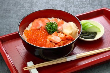 pirinç kase somon ve somon karaca, Japon gıda ile tepesinde