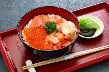 pirinç kase somon ve somon karaca, Japon gıda ile tepesinde