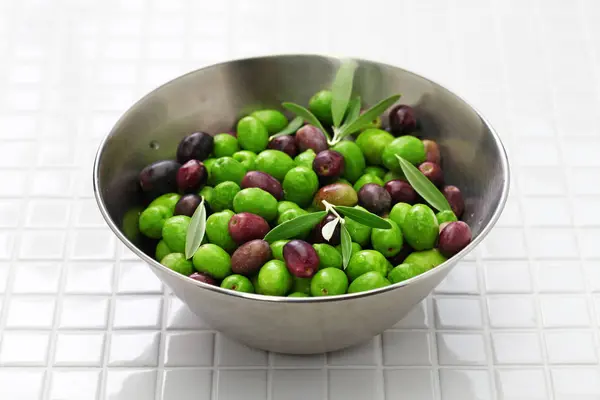 Olive Fresche Raccolte Una Ciotola — Foto Stock