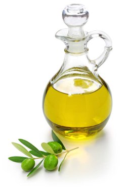 Ekstra yeşil zeytinyağı ve beyaz arka planda izole edilmiş yapraklar.