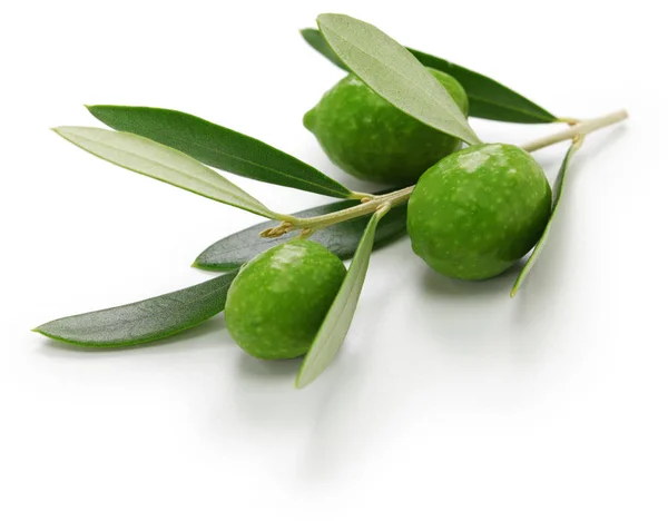 Olives Vertes Avec Feuilles Isolées Sur Fond Blanc — Photo