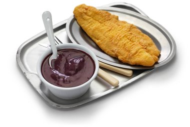 Acai ve kızarmış yayın balığı, Amazon havzasından Brezilya yemeği.