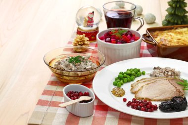 Geleneksel finnish noel yemeği, noel jambonu, pancar salatası, füme somon, mantar salatası, patates güveci, sıcak şarap.