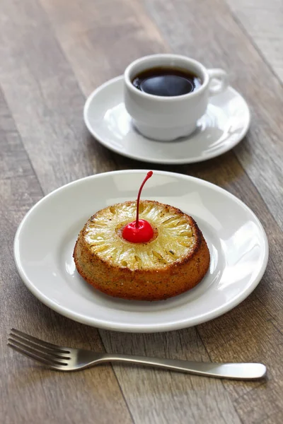 Hausgemachter Ananaskuchen Auf Dem Kopf — Stockfoto