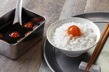 Soya soslu yumurta sarısı, pirinç ve Japon kahvaltısı.
