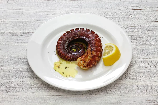 Pulpo Parrilla Con Limón Aceite Oliva Cocina Mediterránea Grecia Italia — Foto de Stock