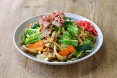 Yaki udon, bir çeşit Japon erişte yemeği, et ve sebzeli kızarmış udon eriştesi.