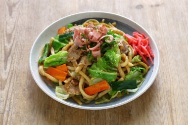 Yaki udon, bir çeşit Japon erişte yemeği, et ve sebzeli kızarmış udon eriştesi.